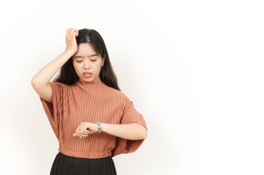 Saate bakarak ve geç kalarak Güzel Asyalı Kadın Beyazların Arkasında İzole Edilmiş