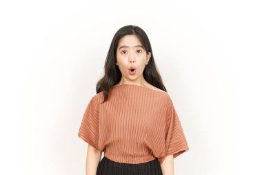 Beyaz arka planda izole edilmiş güzel Asyalı kadının şok surat ifadesi.