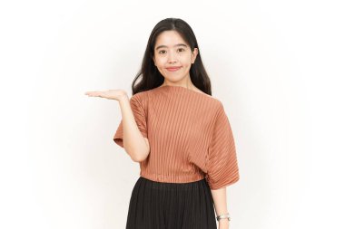 Beyaz arka planda tecrit edilmiş güzel Asyalı Kadın Açık Avuç 'ta Ürünleri Gösterme ve Sunma