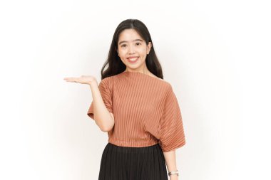 Beyaz arka planda tecrit edilmiş güzel Asyalı Kadın Açık Avuç 'ta Ürünleri Gösterme ve Sunma