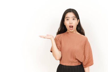 Beyaz arka planda tecrit edilmiş güzel Asyalı Kadın Açık Avuç 'ta Ürünleri Gösterme ve Sunma