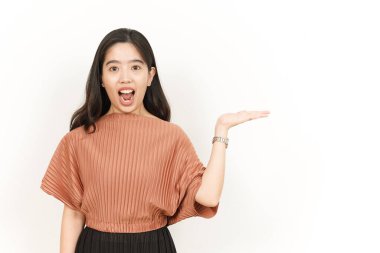 Beyaz arka planda tecrit edilmiş güzel Asyalı Kadın Açık Avuç 'ta Ürünleri Gösterme ve Sunma