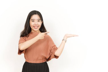 Beyaz arka planda tecrit edilmiş güzel Asyalı Kadın Açık Avuç 'ta Ürünleri Gösterme ve Sunma