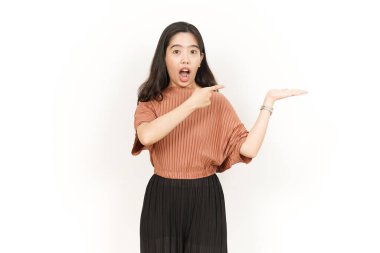 Beyaz arka planda tecrit edilmiş güzel Asyalı Kadın Açık Avuç 'ta Ürünleri Gösterme ve Sunma