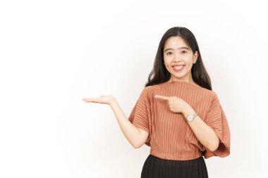 Beyaz arka planda tecrit edilmiş güzel Asyalı Kadın Açık Avuç 'ta Ürünleri Gösterme ve Sunma