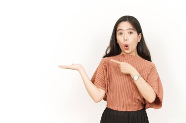 Beyaz arka planda tecrit edilmiş güzel Asyalı Kadın Açık Avuç 'ta Ürünleri Gösterme ve Sunma