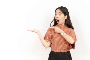 Beyaz arka planda tecrit edilmiş güzel Asyalı Kadın Açık Avuç 'ta Ürünleri Gösterme ve Sunma