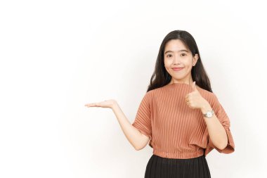 Beyaz arka planda tecrit edilmiş güzel Asyalı Kadın Açık Avuç 'ta Ürünleri Gösterme ve Sunma