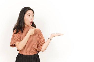 Beyaz arka planda tecrit edilmiş güzel Asyalı Kadın Açık Avuç 'ta Ürünleri Gösterme ve Sunma