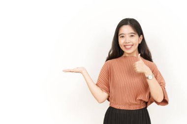 Beyaz arka planda tecrit edilmiş güzel Asyalı Kadın Açık Avuç 'ta Ürünleri Gösterme ve Sunma