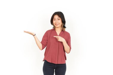 Beyaz arka planda tecrit edilmiş güzel Asyalı Kadın Açık Avuç İçi 'nde Ürün Gösterme ve Tutma