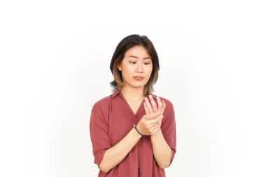 Beyaz arka planda tecrit edilmiş güzel bir Asyalı kadının ellerinde acı çekiyor.