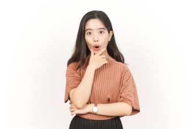 Beyaz arka planda tecrit edilmiş Güzel Asyalı Kadın İfadesi