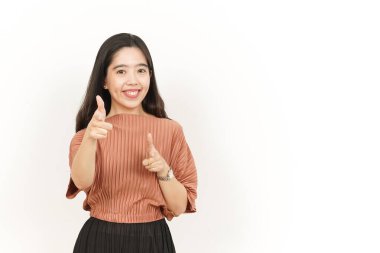 Kameraya gülümse ve işaret et. Beyaz arka planda tecrit edilmiş güzel bir Asyalı kadının jestini yapmanı istiyorum.