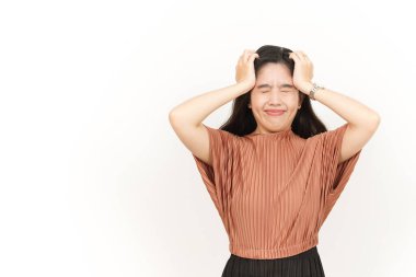 Beyaz arka planda tecrit edilmiş güzel bir Asyalı kadının baş ağrısı.