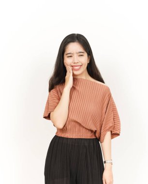 Beyaz arka planda tecrit edilmiş güzel bir Asyalı kadının diş ağrısı jesti