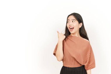 Beyaz arka planda izole edilmiş güzel Asyalı Kadın Başparmağıyla Ürünleri Gösterme ve Gösterme