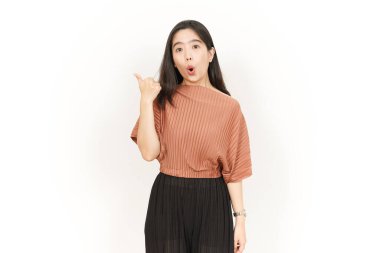 Beyaz arka planda izole edilmiş güzel Asyalı Kadın Başparmağıyla Ürünleri Gösterme ve Gösterme