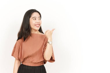 Beyaz arka planda izole edilmiş güzel Asyalı Kadın Başparmağıyla Ürünleri Gösterme ve Gösterme