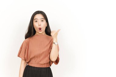 Beyaz arka planda izole edilmiş güzel Asyalı Kadın Başparmağıyla Ürünleri Gösterme ve Gösterme