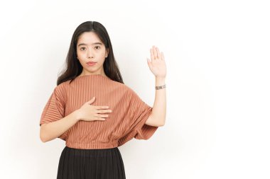 Beyaz arka planda tecrit edilmiş Güzel Asyalı Kadın Yemini ve Sözleri