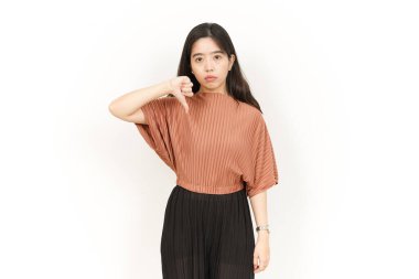 Beyaz arka planda izole edilmiş Güzel Asyalı Kadın Başparmaklarını Gösteriyor