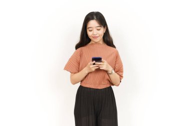 Beyaz arka planda izole edilmiş güzel Asyalı kadının akıllı telefonunu tutmak ve kullanmak