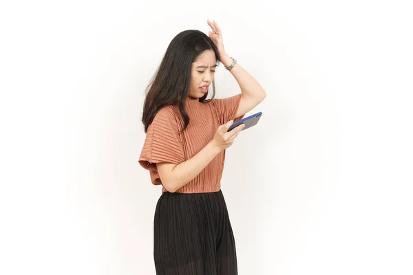 Jogando Jogos Smartphone Bela Mulher Asiática Isolada Fundo Branco — Fotografia de Stock