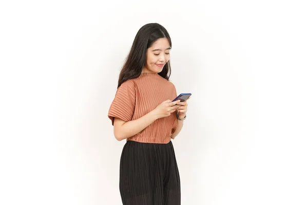 Beyaz Arka Planda Izole Edilmiş Güzel Asyalı Kadının Akıllı Telefonunu — Stok fotoğraf