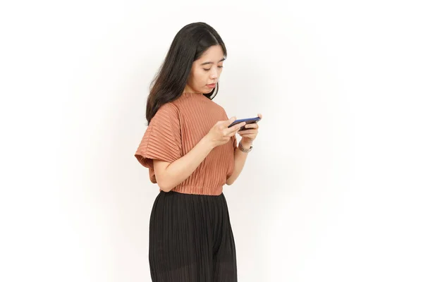 Spelen Spelletjes Smartphone Van Mooie Aziatische Vrouw Geïsoleerd Witte Achtergrond — Stockfoto
