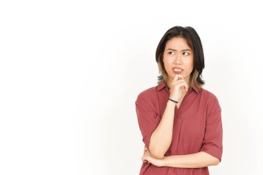 Beyaz arka planda tecrit edilmiş Güzel Asyalı Kadın Düşünüyor ve Meraklı