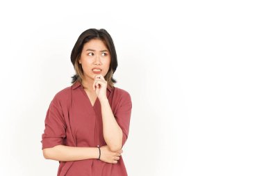 Beyaz arka planda tecrit edilmiş Güzel Asyalı Kadın Düşünüyor ve Meraklı