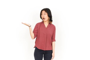 Beyaz arka planda tecrit edilmiş güzel Asyalı Kadın Açık Avuç 'ta Ürünleri Gösterme ve Sunma