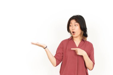 Beyaz arka planda tecrit edilmiş güzel Asyalı Kadın Açık Avuç 'ta Ürünleri Gösterme ve Sunma