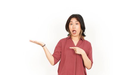 Beyaz arka planda tecrit edilmiş güzel Asyalı Kadın Açık Avuç 'ta Ürünleri Gösterme ve Sunma