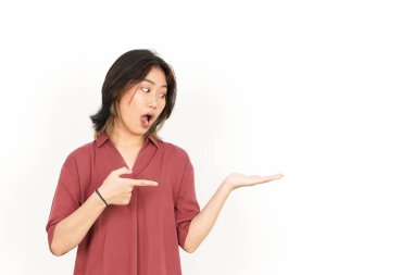 Beyaz arka planda tecrit edilmiş güzel Asyalı Kadın Açık Avuç 'ta Ürünleri Gösterme ve Sunma