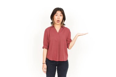 Beyaz arka planda tecrit edilmiş güzel Asyalı Kadın Açık Avuç 'ta Ürünleri Gösterme ve Sunma