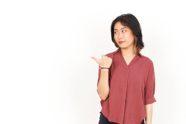 Beyaz arka planda izole edilmiş güzel Asyalı Kadın Başparmağıyla Ürünleri Gösterme ve Gösterme