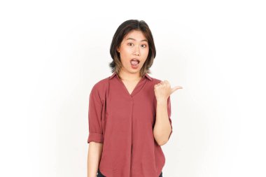 Beyaz arka planda izole edilmiş güzel Asyalı Kadın Başparmağıyla Ürünleri Gösterme ve Gösterme