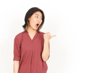 Beyaz arka planda izole edilmiş güzel Asyalı Kadın Başparmağıyla Ürünleri Gösterme ve Gösterme
