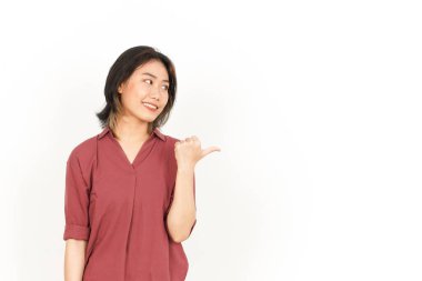 Beyaz arka planda izole edilmiş güzel Asyalı Kadın Başparmağıyla Ürünleri Gösterme ve Gösterme