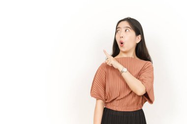 Beyaz arka planda tecrit edilmiş Güzel Asyalı Kadın 'ın Ürün ve İşaret Tarafı