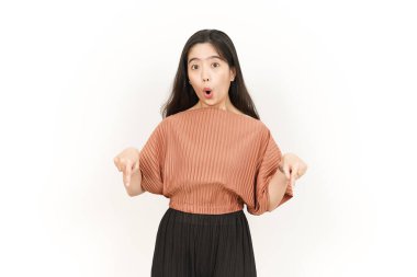 Beyaz arka planda izole edilmiş Güzel Asyalı Kadın 'ın Ürünleri ve Gösterimi