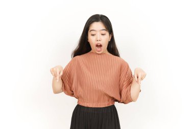 Beyaz arka planda izole edilmiş Güzel Asyalı Kadın 'ın Ürünleri ve Gösterimi