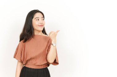 Beyaz arka planda izole edilmiş güzel Asyalı Kadın Başparmağıyla Ürünleri Gösterme ve Gösterme