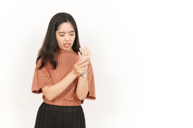 Beyaz arka planda tecrit edilmiş güzel bir Asyalı kadının ızdırap içindeki eli.