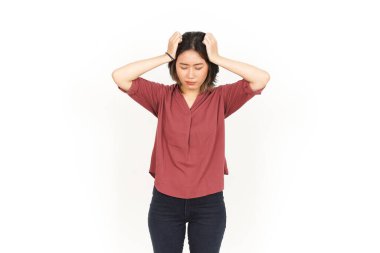 Beyaz arka planda tecrit edilmiş güzel bir Asyalı kadının baş ağrısı.