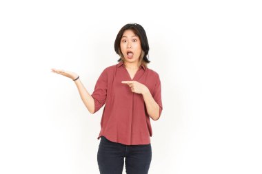 Beyaz arka planda tecrit edilmiş güzel Asyalı Kadın Açık Avuç 'ta Ürünleri Gösterme ve Sunma