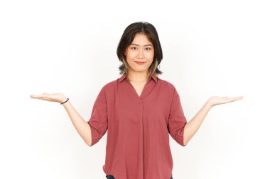 Beyaz arka planda izole edilmiş güzel Asyalı Kadın Açık Avuç 'ta İki Ürün Gösteriliyor