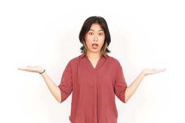 Beyaz arka planda izole edilmiş güzel Asyalı Kadın Açık Avuç 'ta İki Ürün Gösteriliyor